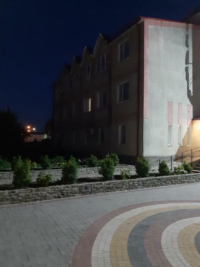 Готель Адріана Dunaivtsi Exterior photo